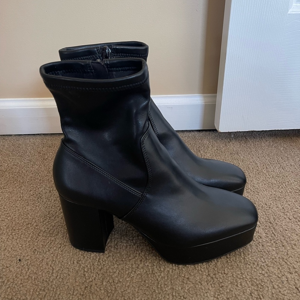Black heeled boot